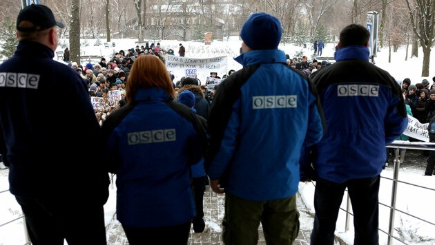 Archivbild aus dem Jahr 2017: Mitarbeiter der OSZE-Beobachtermission in Donezk während einer Kundgebung gegen die Arbeit der Organisation (Bild: AFP)