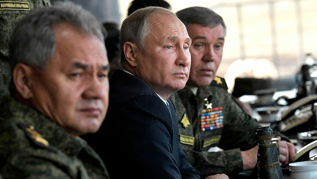Die Blicke von Kremlchef Wladimir Putin und seinem Verteidigungsminister Sergej Schoigu (links) sind auf die NATO und die Ukraine gerichtet. (Bild: AP)