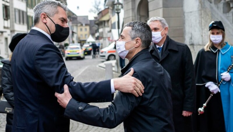 Beim zweiten Versucht hat es geklappt: Präsident Ignazio Cassis und Kanzler Karl Nehammer konnten sich diesmal tatsächlich treffen. (Bild: AP)