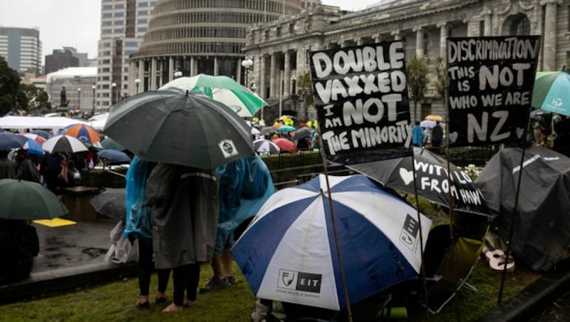 In Wellington wird so mancher Regenschirm in ein Transparent umgestaltet. (Bild: AP)