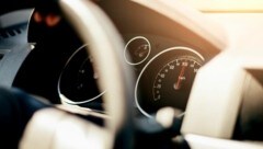 Der 23-Jährige hatte knapp mehr als 100 km/h am Tachometer. (Symbolbild) (Bild: Canva (Symbolbild))