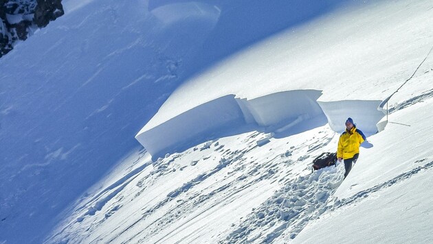 Rudi Mair erst kürzlich bei einer typischen Abbruchkante in der Axamer Lizum. Die obere Schneeschicht gleitet auf der unteren einfach weg. (Bild: zvg)