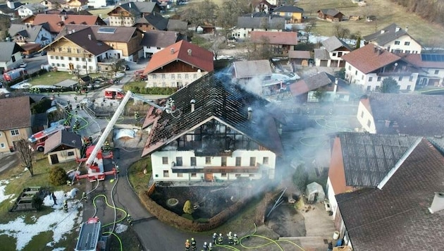 Der Bauernhof mitten in Oberwang brannte ab (Bild: kerschi.at)