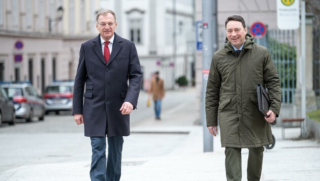 H Thomas Stelzer (ÖVP, li.) und FPÖ-Chef Manfred Haimbuchner am gemeinsamen Weg zur Klausur. (Bild: Peter C.Mayr)