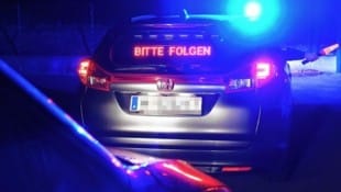 Zivilstreifen mit Blaulicht stoppen den Mann. (Symbolfoto) (Bild: P. Huber)