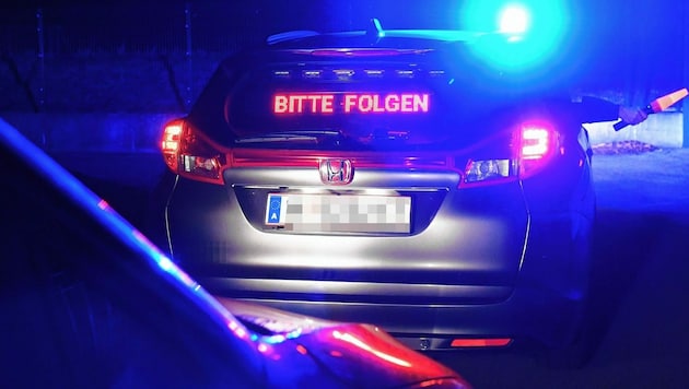 Civilian patrols with blue lights stop the PS monster on the Gürtel. (Bild: P. Huber)