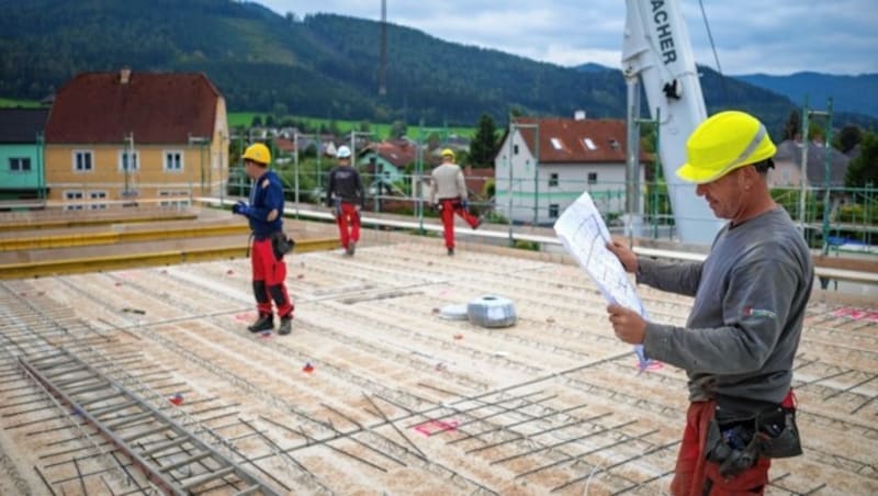 Am Donnerstag geht´s bei dem Fertighausbauer Kohlbacher ins Wochenende. „Seit Herbst werben wir damit, die Resonanz ist gut“, berichtet Geschäftsführer Bernd Kohlbacher. (Bild: grafebner.com)