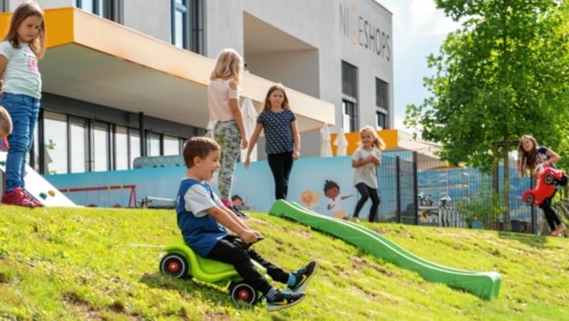 Vom eigenen Sommerkindergarten über Gratis-Verköstigung bis hin zum Pausen-Swimmingpool: Beim Onlinehändler niceshops ist der Mitarbeiter König. (Bild: niceshops)