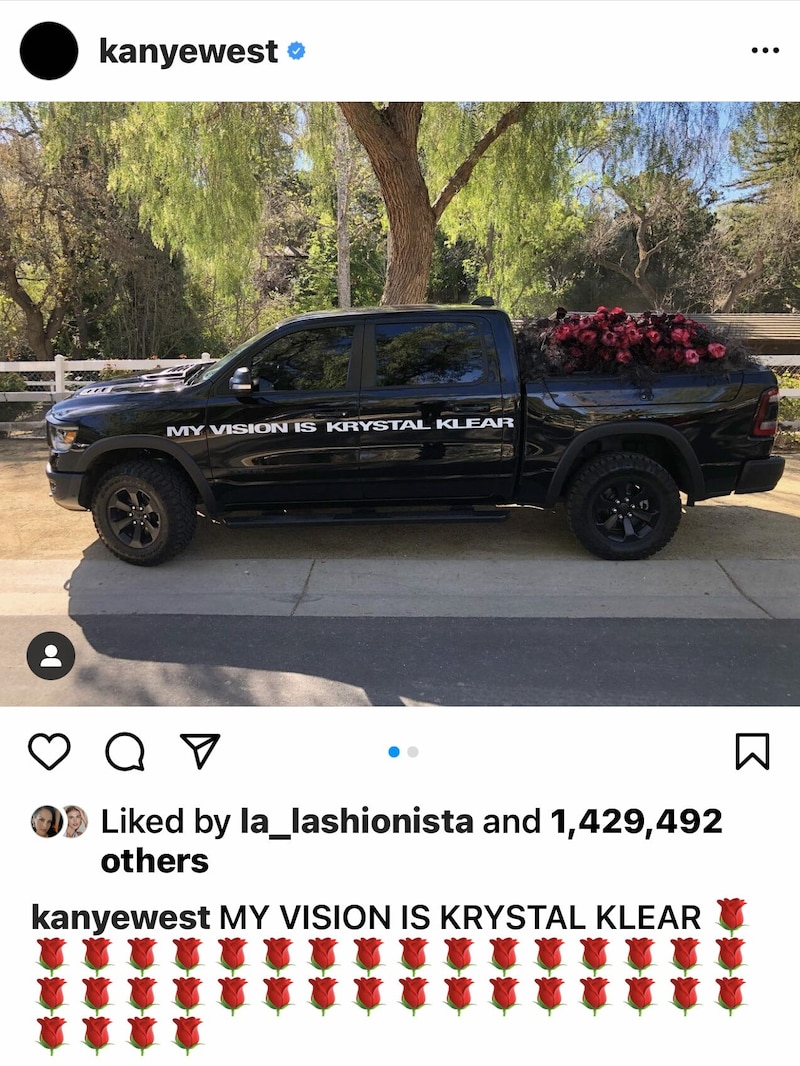 Kanye West postete ein Foto des mit Rosen beladenen Pick-up-Trucks auf Instagram - und löschte den Eintrag wenig später wieder. (Bild: instagram.com/kanyewest)