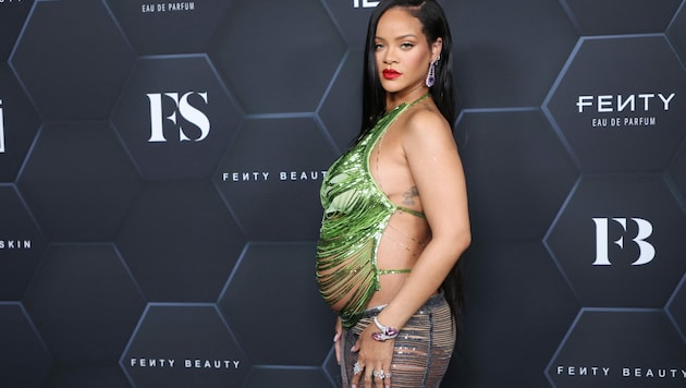 Rihanna zeigte am Red Carpet stolz ihren Babybauch. (Bild: 2022 Getty Images)