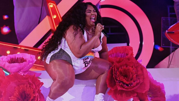 Lizzo bei einem Auftritt in Miami Beach im Jahr 2021 (Bild: APA/ Bryan Bedder/Getty Images for American Express/AFP)