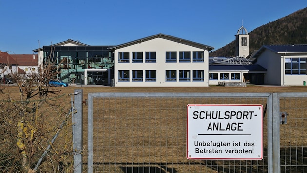 An der Mittelschule in Scharnstein hat man Angst, dass man von der Gemeindepolitik übergangen wird und am Fußballplatz ein Dienstleistungszentrum entsteht. (Bild: Hörmandinger Reinhard)