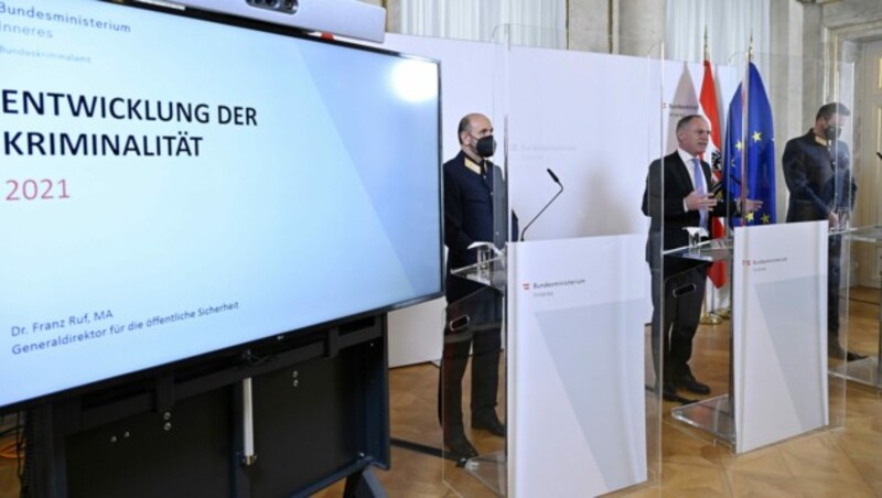 Der Generaldirektor Öffentliche Sicherheit, Franz Ruf, Innenminister Gerhard Karner und BKA-Leiter Andreas Holzer (Bild: APA/Hans Punz)