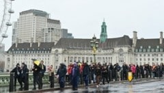 Fußgänger warteten auf der Westminster Bridge, bis die großräumige Sperre aufgehoben wurde. (Bild: AFP)