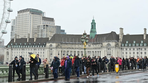 Fußgänger warteten auf der Westminster Bridge, bis die großräumige Sperre aufgehoben wurde. (Bild: AFP)