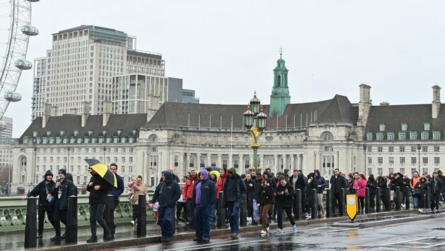 Fußgänger warteten auf der Westminster Bridge, bis die großräumige Sperre aufgehoben wurde. (Bild: AFP)
