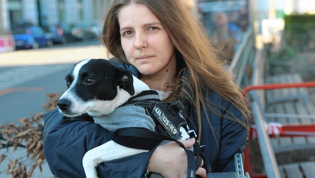 Denise U. mit ihrem Jack-Russel-Terrier „Oskar“ (Bild: Tomschi Peter)