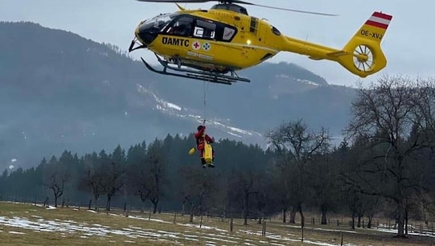 Der Verletzte wurde vom Rettungshubschrauber C11 in das Klinikum Klagenfurt geflogen. (Bild: Freiwillige Feuerwehr Brückl)