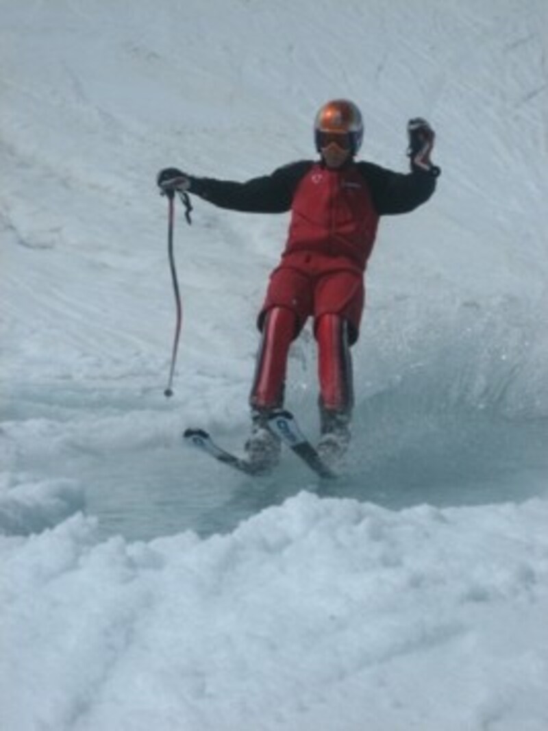 Johannes Strolz surfte in jungen Jahren noch nicht auf der Erfolgswelle, dafür mit seinen Skiern auf Wasser. (Bild: Skimittelschule Schruns)