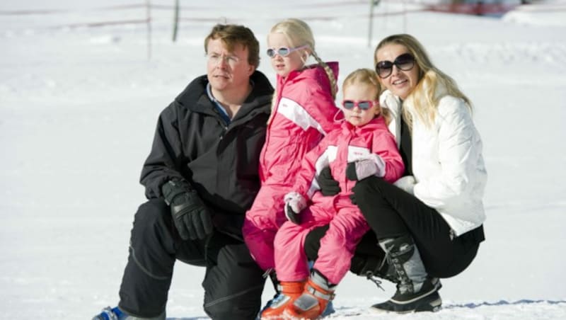 Prinz Friso 2011 mit seiner Frau Prinzessin Mabel und den Töchtern Luana und Zaria auf Skiurlaub in Lech (Bild: APA / AFP PHOTO / ANP / ROYAL IMAGES / FRANK VAN BEEK )
