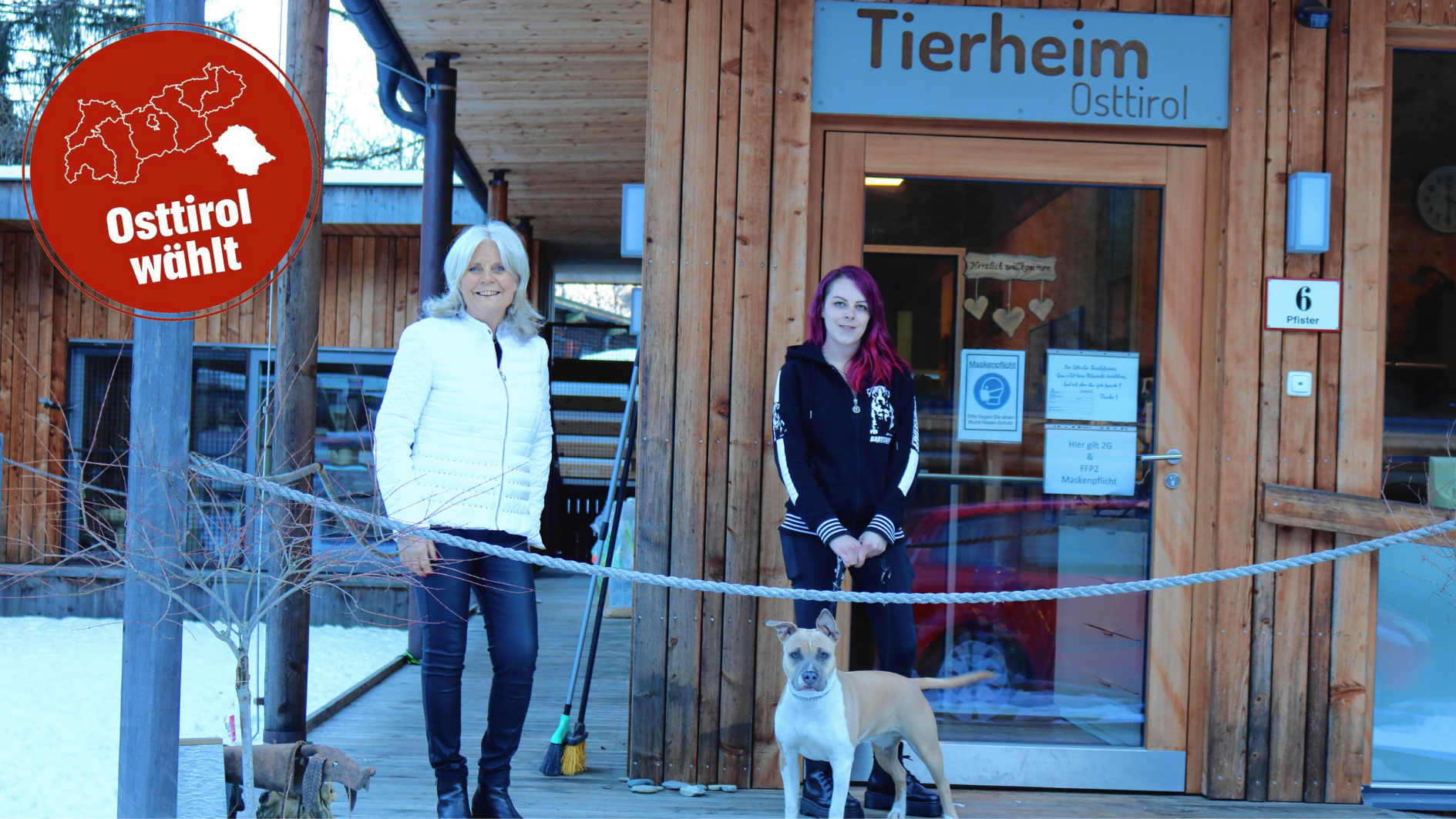 Christine Zangerl (li) mit Tierassistentin Elisabeth und Bürohund Sky. (Bild: Claudia Fischer)