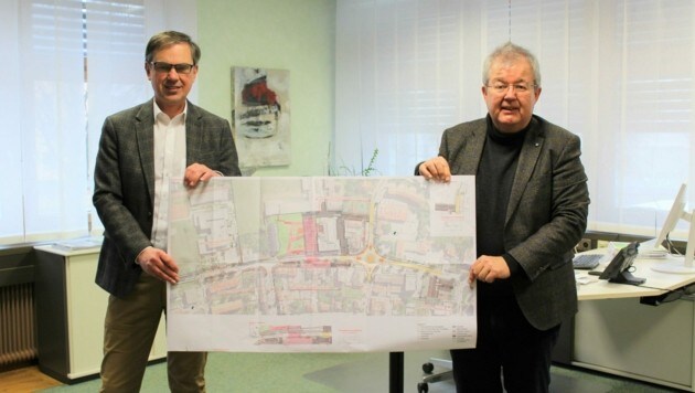 Madrian und Zemrosser mit dem Plan für die Neugestaltung (Bild: Stadtgemeinde Althofen)