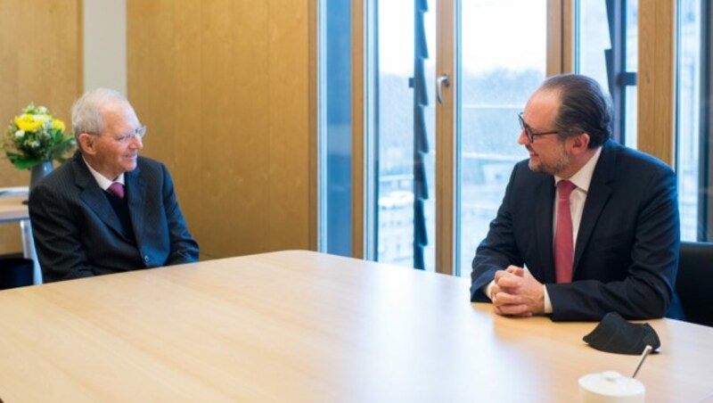 Außenminister Alexander Schallenberg traf bei seinen Arbeitsgesprächen in Berlin unter anderem den ehemaligen deutschen Bundestagspräsidenten Wolfgang Schäuble in Berlin. (Bild: APA/BMEIA/MICHAEL GRUBER)
