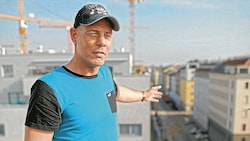 Tommy Niss-Waid (40) auf seinem Balkon in Favoriten (Bild: Gerhard Bartel)