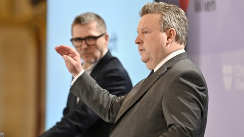 Michael Ludwig gemeinsam mit Michael Binder vom Gesundheitsverbund bei der Pressekonferenz - er sieht ein Infektionsplateau erreicht. (Bild: APA/HANS PUNZ)