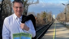 Stadtchef Kocevar auf dem Bahnsteig, der ein Park werden soll (Bild: Stadtgemeinde Ebreichsdorf)