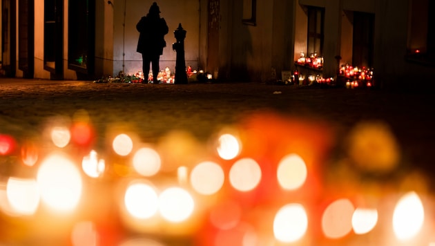 Kerzenmeer am Tatort in der Seitenstettengasse nach dem Terror in Wien im Jahr 2020 (Bild: APA/GEORG HOCHMUTH)