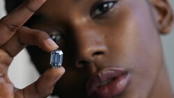 Model Stephany Martins mit dem Diamanten „The De Beers Cullinan Blue“ (Bild: AFP/Timothy A. Clary)