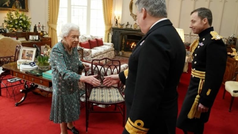 Queen Elizabeth II. mit Konteradmiral James Macleod (rechts) und Generalmajor Eldon Millar (Mitte) im Windsor Castle (Bild: AFP/Pool/Steve Parson)