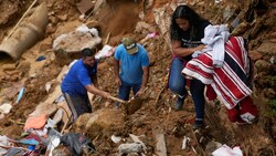 Nach der Katastrophe suchen Menschen in den Trümmern nach ihrem Hab und Gut. (Bild: Copyright 2022 The Associated Press. All rights reserved.)