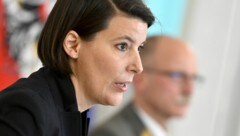 Katharina Reich sieht die geplanten Öffnungsschritte nicht zu früh kommen. (Bild: APA/HERBERT NEUBAUER)