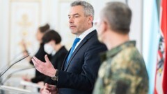 Kanzler Nehammer mit Corona-Experten bei einer der zahlreichen GECKO-Pressekonferenzen während der Pandemie (Bild: APA/Georg Hochmuth)