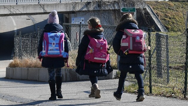Kinder am Schulweg (Bild: P. Huber)