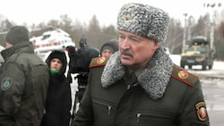 Machthaber Lukaschenko besuchte das gemeinsame Militärmanöver mit Russland. (Bild: APA/AFP/BELTA/Maxim GUCHEK)