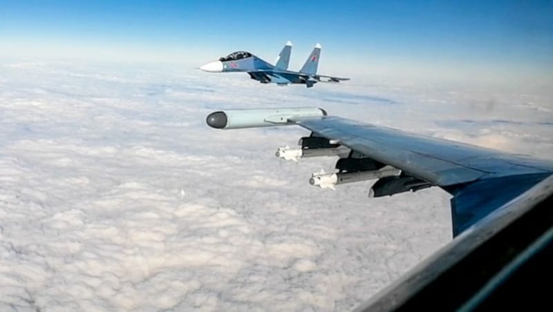 Ein vom russischen Verteidigungsministerium veröffentlichtes Foto zeigt Kampfjets bei der gemeinsamen Militärübung von Russland und Belarus. (Bild: APA/AFP/Russian Defence Ministry)