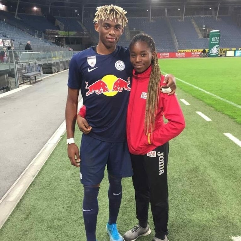 Adamu als Liefering-Spieler mit seiner Schwester Cynthia, die über den GAK die Aufnahme in die ÖFB-Frauen-Akademie in St. Pölten geschafft hat. (Bild: GAK 1902 Juniors)