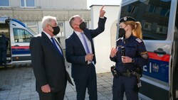 Arbeitsgespräche bei der Landespolizeidirektion in Graz: LH Hermann Schützenhöfer und Innenminister Gerhard Karner (v. l.) begutachteten auch die neue mobile Einsatzzentrale. (Bild: BMI/MAKOWECZ)