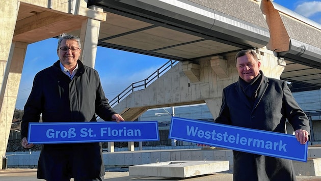 Bürgermeister Resch (li.) und Volksanwalt Werner Amon beschildern symbolisch den neuen Bahnhof mit den für sie vorstellbaren Namen. (Bild: Klaus Herrmann)
