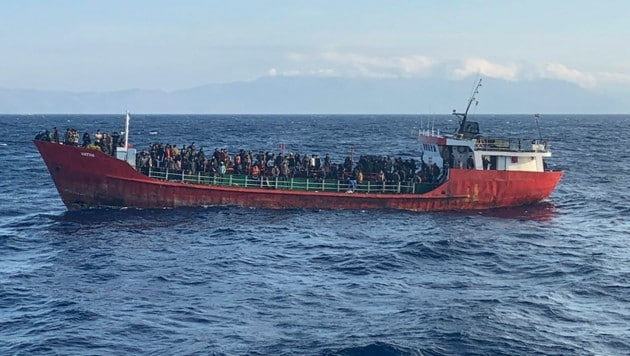 Flüchtlingsboot im Mittelmeer (Archivbild) (Bild: APA/AFP/Hellenic Coast Guard/Handout)