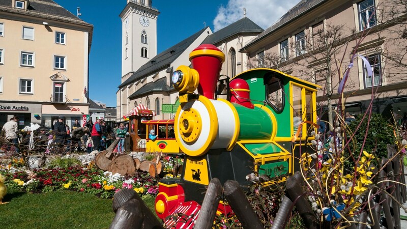 Der bunte Kinderzug und weitere Vergnügungsgeräte unterhalten die Kleinen am Ostermarkt. (Bild: Stadtmarketing)