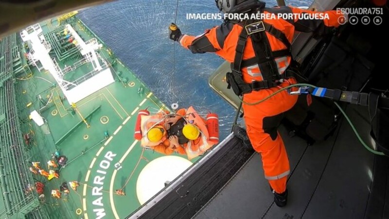 Die 22-köpfige Crew wurde gerettet. (Bild: APA/AFP/Forca Aerea Portuguesa/Handout)