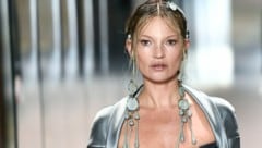 Kate Moss gilt als eine der schönsten Frauen ihrer Zeit. Zu Recht ist sie also auf der Liste der attraktivsten Beauty-Ikonen der 90er. (Bild: APA/Photo by STEPHANE DE SAKUTIN / AFP)