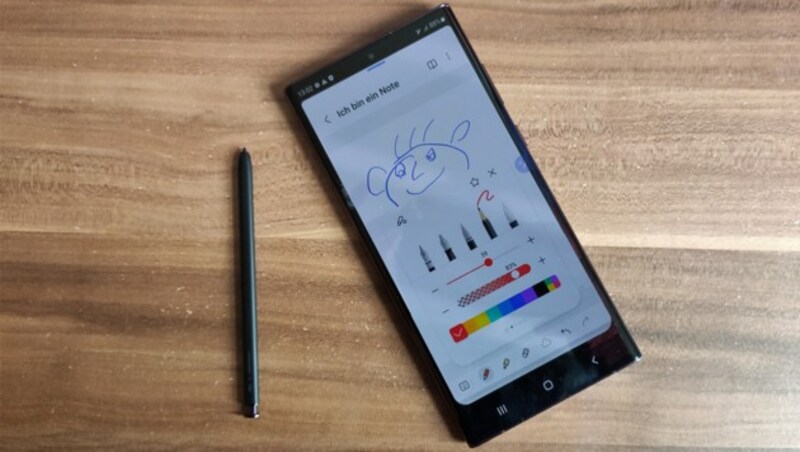 Mit seinem Eingabestift hat das Galaxy S22 Ultra ein Feature, das man bei keinem anderen High-End-Smartphone findet. (Bild: Dominik Erlinger)