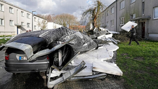 Sturmtief „Ylenia“ hat am Donnerstag das Dach eines Mehrfamilienhauses auf einer Straße in der deutschen Stadt Gelsenkirchen weggefegt. (Bild: The Associated Press)