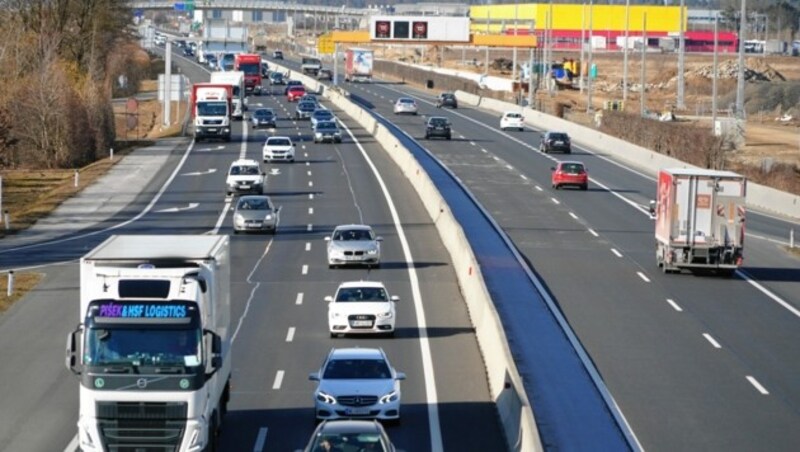 Täglich rollt die Blechlawine über die A9 im Süden von Graz. Nun könnte eine Verkehrsstudie doch noch den von vielen geforderten Ausbau ins Rollen bringen. Ernst gemeintes Manöver oder nur ein Spiel auf Zeit? (Bild: Pail Sepp)