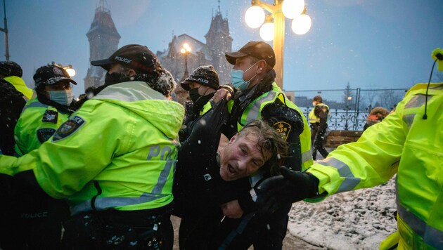 Um diesen Demonstranten abzuführen, sind gleich mehrere kanadische Polizisten nötig. (Bild: AP)